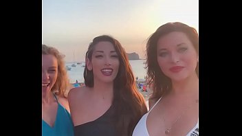 حفلة في إيبيزا وممارسة الجنس على الشاطئ