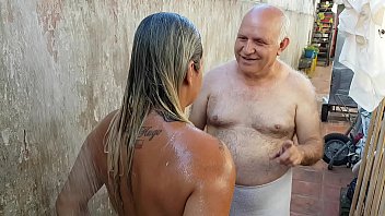 شقراء سمينة يمارس الجنس مع رجل عجوز في فيديو بورن هاب