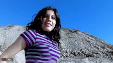 Latina Vania Rodriguez تحصل عارية على الشاطئ