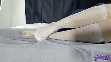 تثير الجبهة الكبيرة في الجوارب البيضاء مع قدميها اللطيف و Pawg – قدم صغيرة Pawg Tenshi