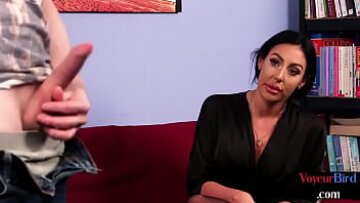 جبهة مورو مفلس في جوارب وكعب مرتفع تثير في لقاء CFNM Voyeur