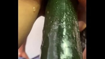 آلهة مشعرة تشتهي أكثر من ديك واحد: الاستمناء مع الخيار