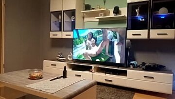 الساخنة أبيلا أندرسون يحصل على handjob وcums في الصعب