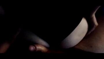 A Rabuda no Escurinho Tirando Leite com a Bunda na Sala dos Pais