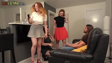 مجموعة من الأطفال الموشومين في الكعب العالي والتنانير يهيمنون على رجل محظوظ مع اللسان CFNM البري وجلسة الاستمناء