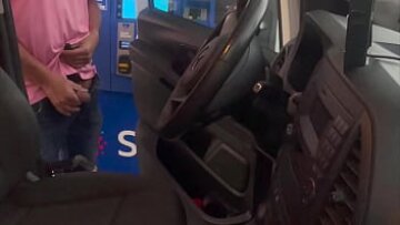 رجل ناضج يذهب عارياً إلى محطة الوقود في مغامرة منفردة، ويصبح مشتهياً ويقذف في المضخة